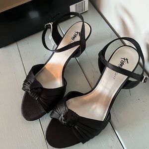 Black heels 10 wide